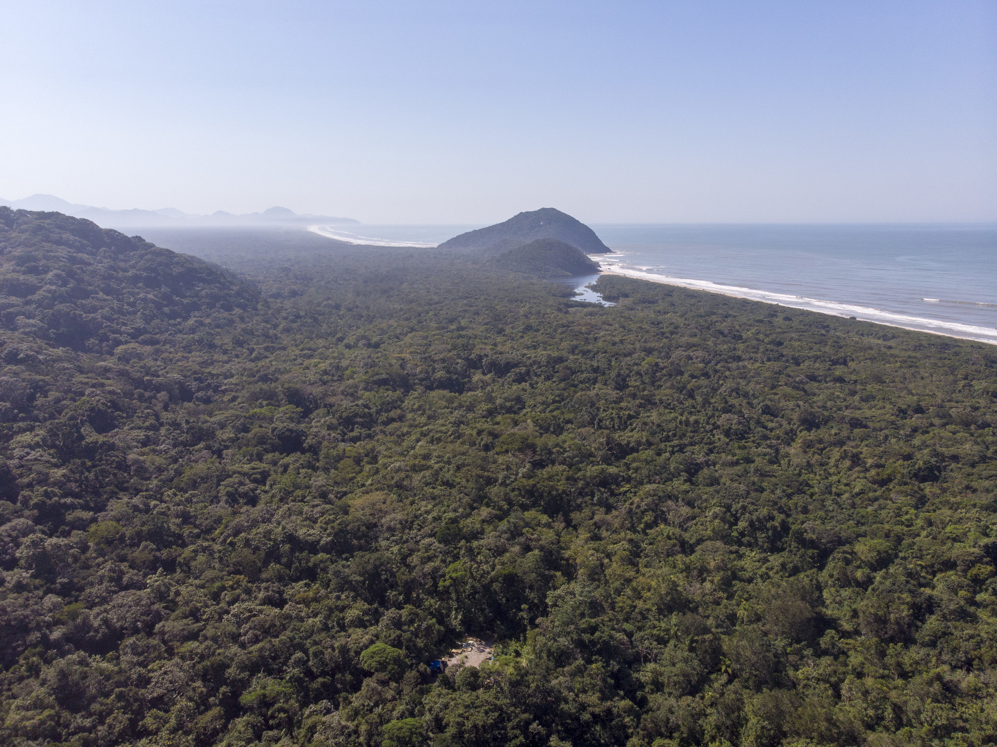 Casa de Edmilson Prado, na Jureia na região do Rio Verde – declarada Patrimônio Natural da Humanidade e Reserva da Biosfera pela Unesco –, no coração da Estação Ecológica Juréia-Itatins, entre a foz do rio Una e o Maciço da Jureia