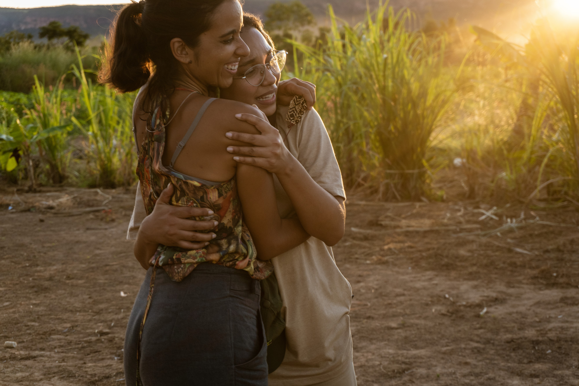 A apresentadora do podcast Casa Floresta, Aline Matulja, abraça a influenciadora Nátaly Neri na aldeia Ripá, Terra Indígena Pimentel Barbosa|Pedro Hassan/ISA