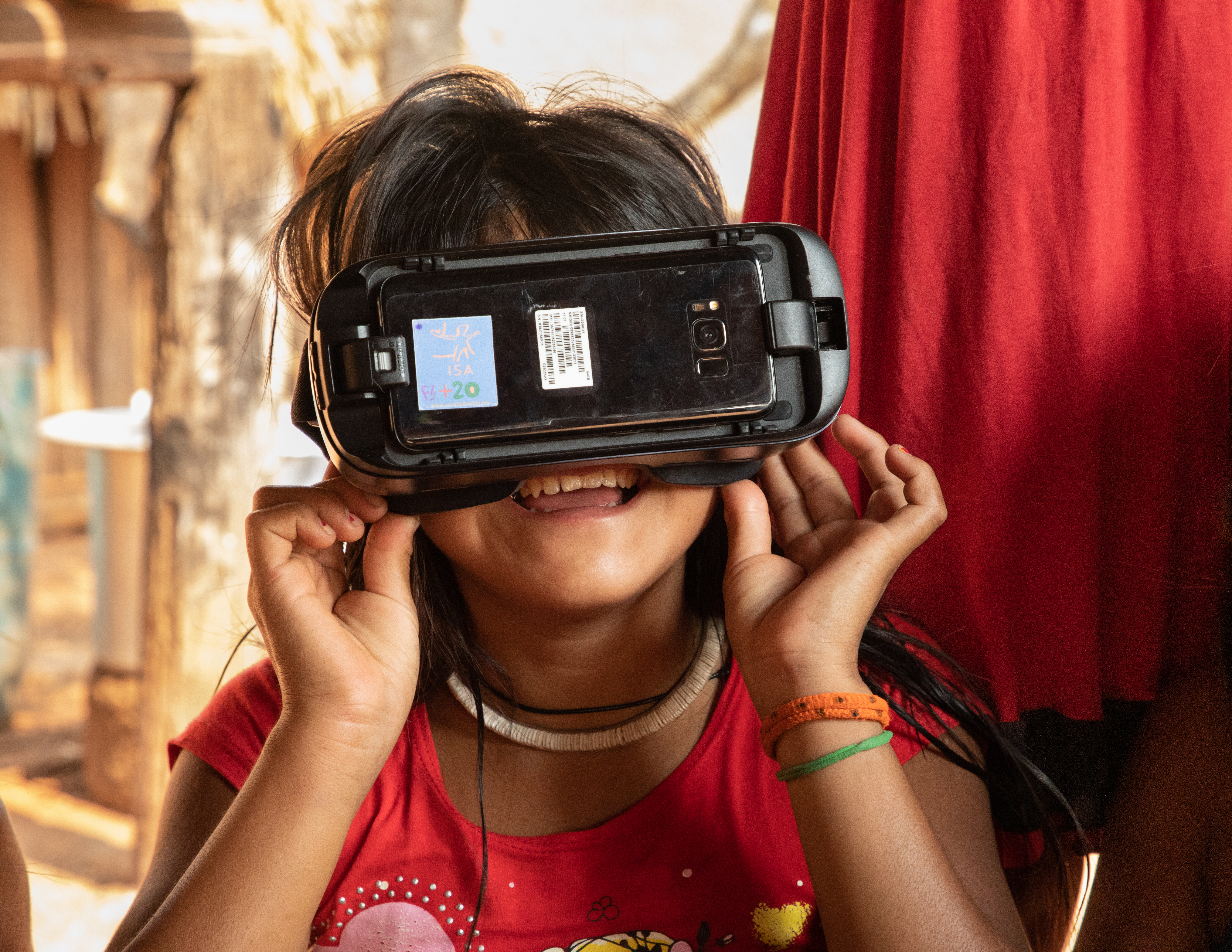 Criança assiste ao filme em realidade virtual "Fazedores de Floresta" durante o Encontrão 📷 Erik Vesch/Cama Leão/ISA