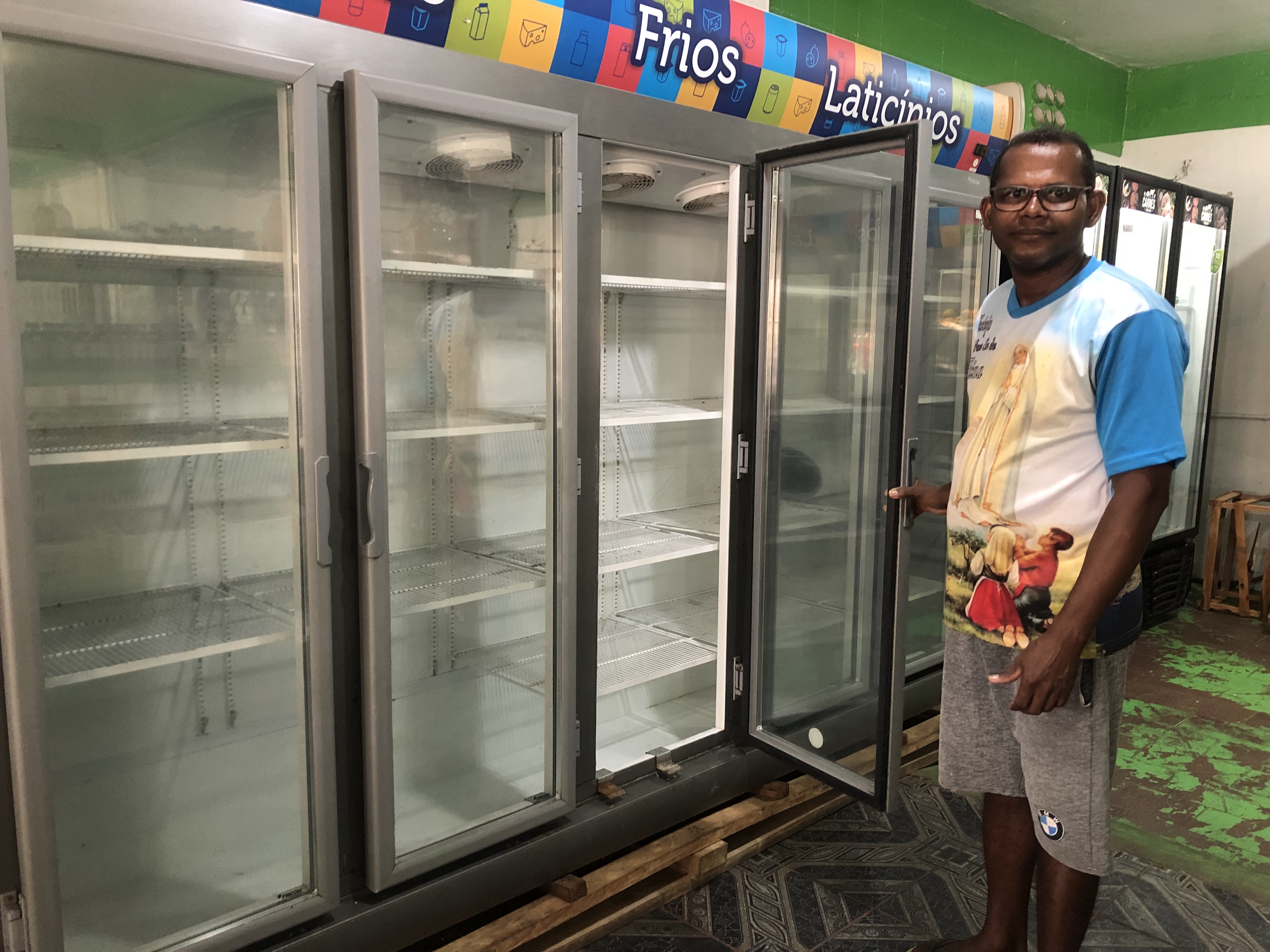 Sem produtos para vender, Manoel Maurício precisou desligar geladeira. Registro da seca em 06/11/2023📸Ana Amélia Hamdan/ISA - 6-11-23