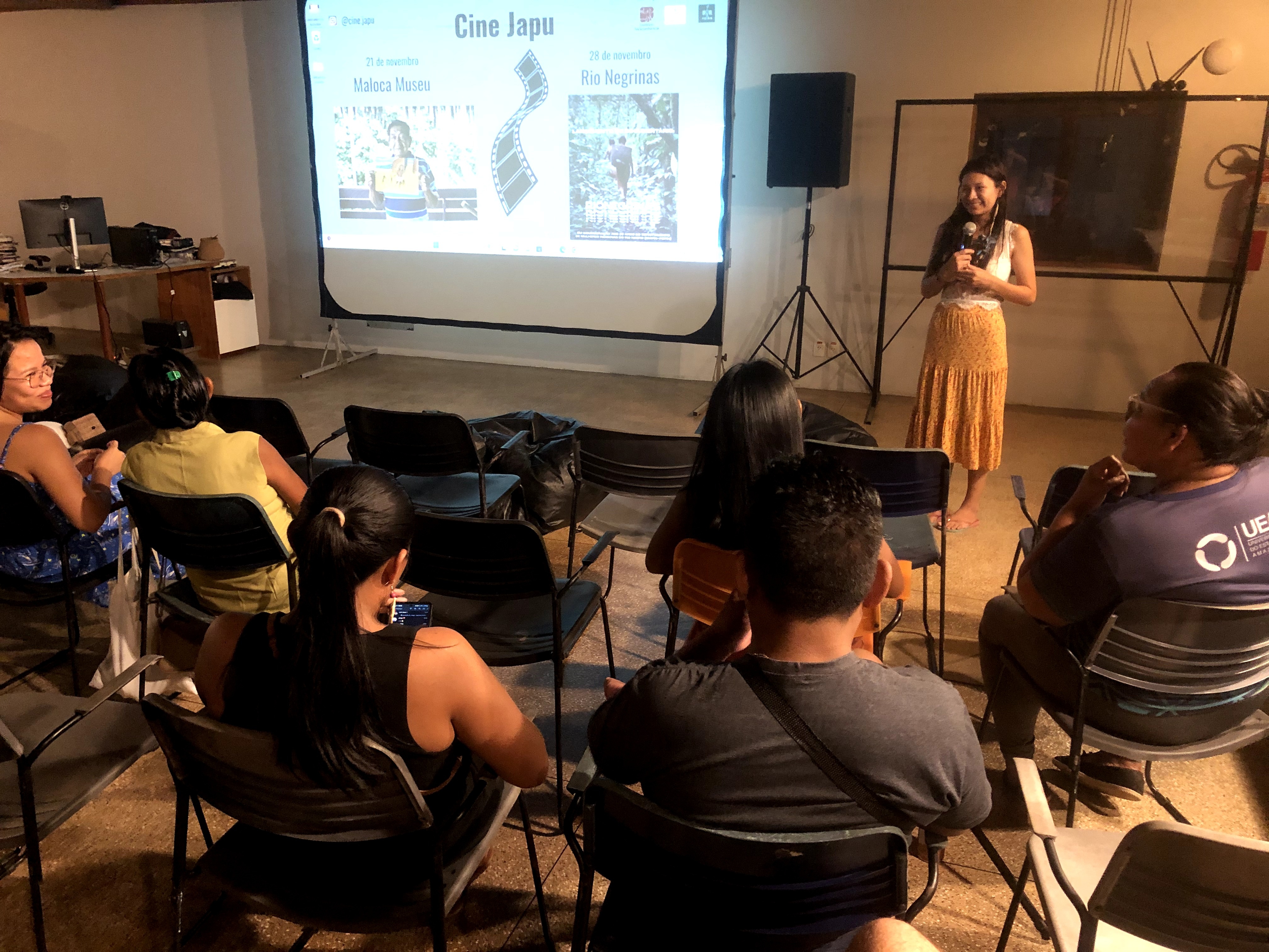 A comunicadora Suellen Samanta, do povo Baré, conduziu as rodas de conversa do Cine Japu|Ana Amélia Hamdan/ISA