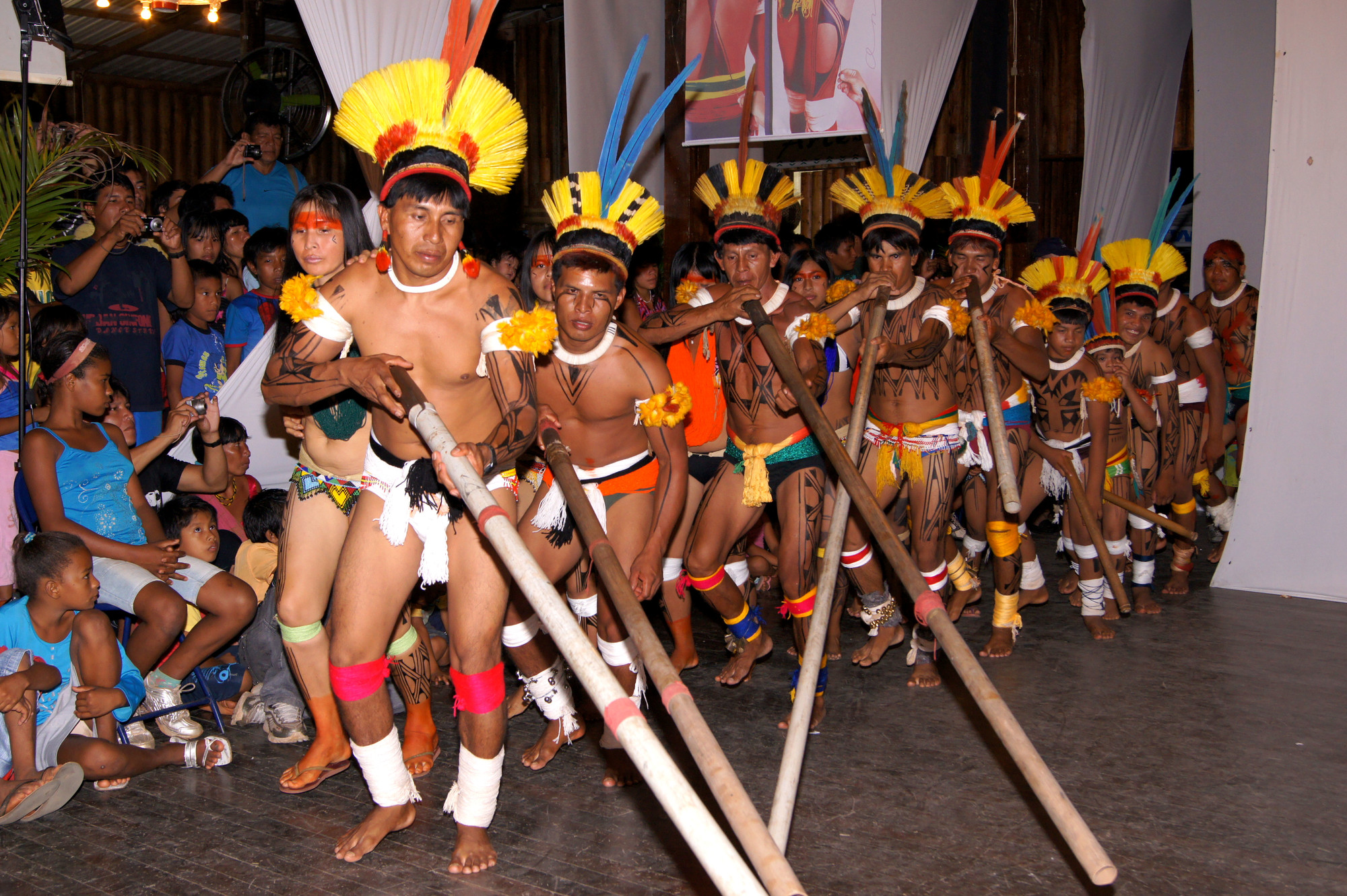 Mehinako apresentando a dança Taquara no I Seminário de Agentes Socioambientais do Xingu|Fernanda Bellei/ISA