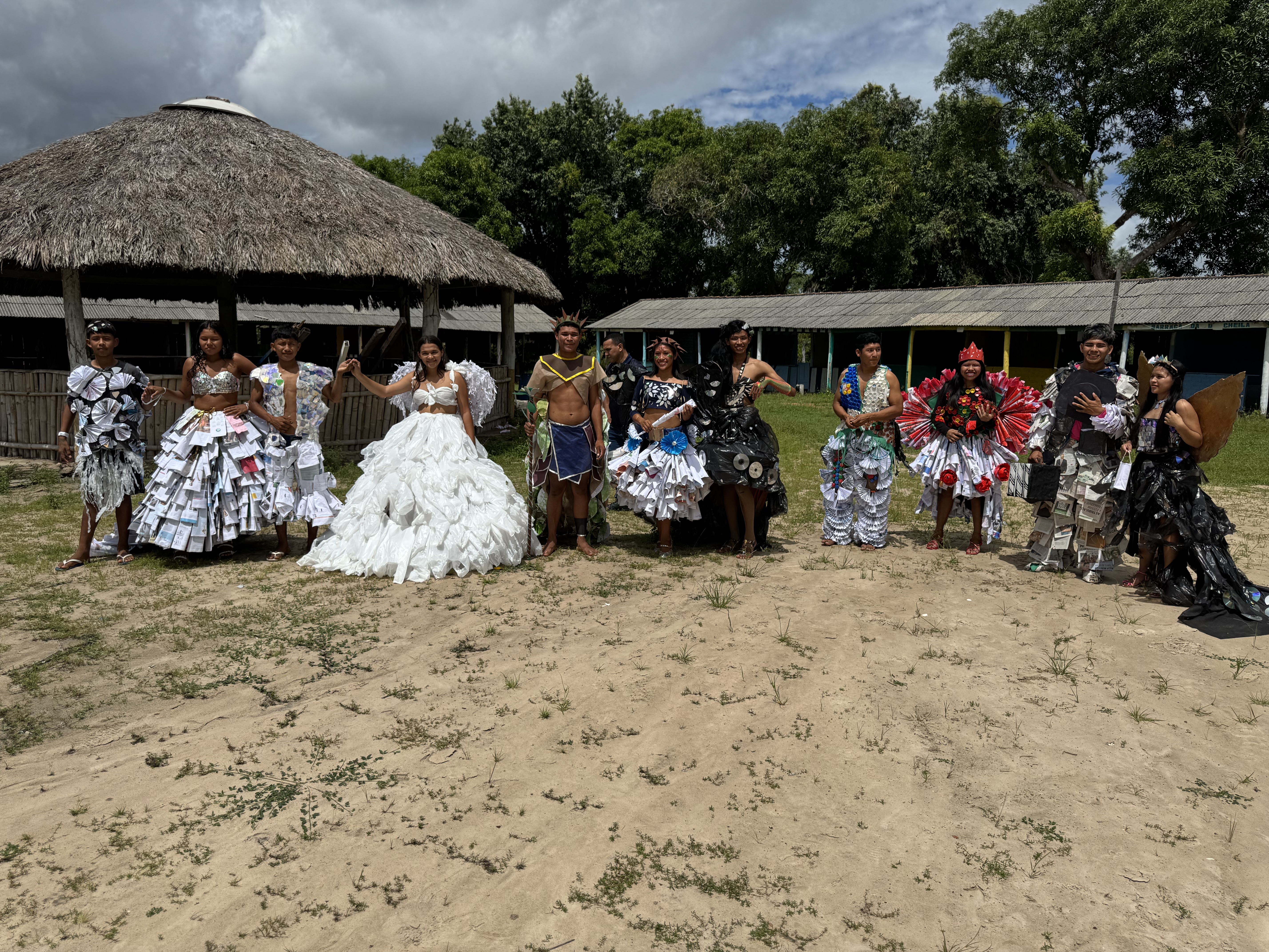 Estudantes da Escola Estadual Ednilson Cavalcante desfilaram com produções de itens recicláveis|Fabrício Araújo/ISA