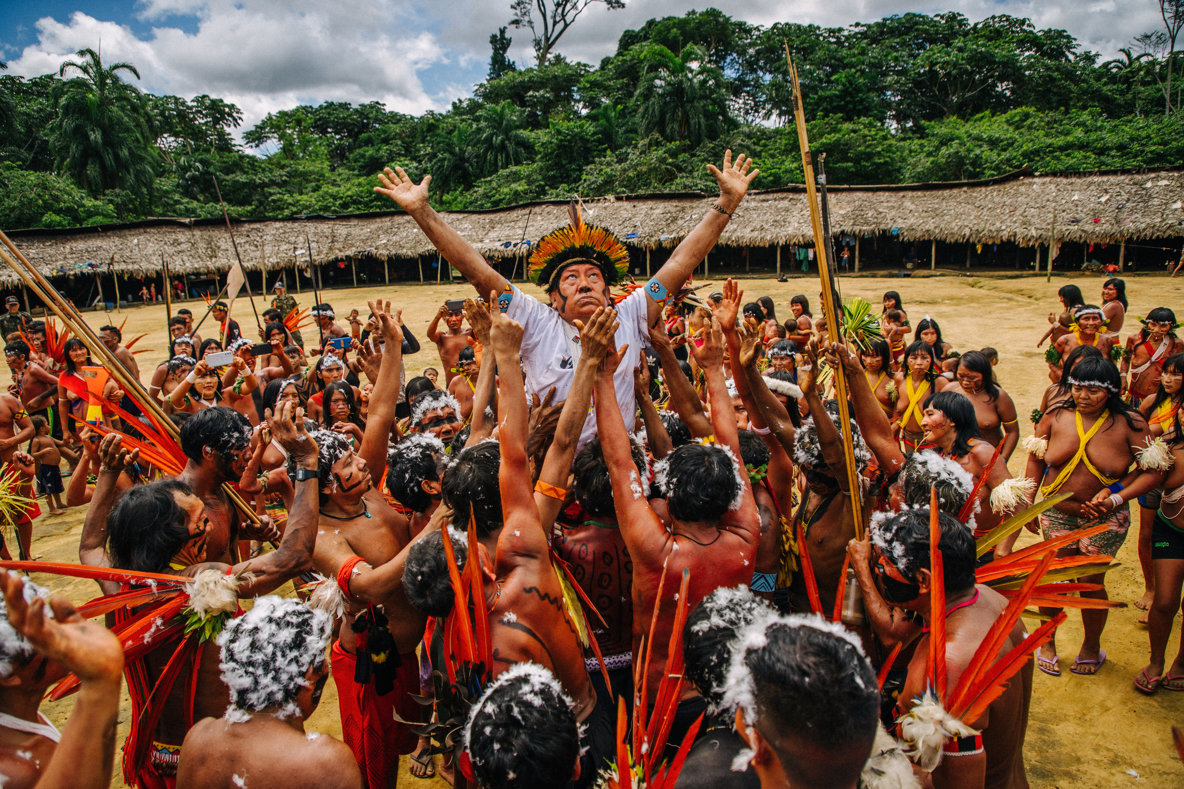 Em ritual durante a comemoração dos 30 anos da TI Yanomami, o xamã Davi Kopenawa segura o céu na Aldeia Xihopi, no Amazonas|Christian Braga/ISA