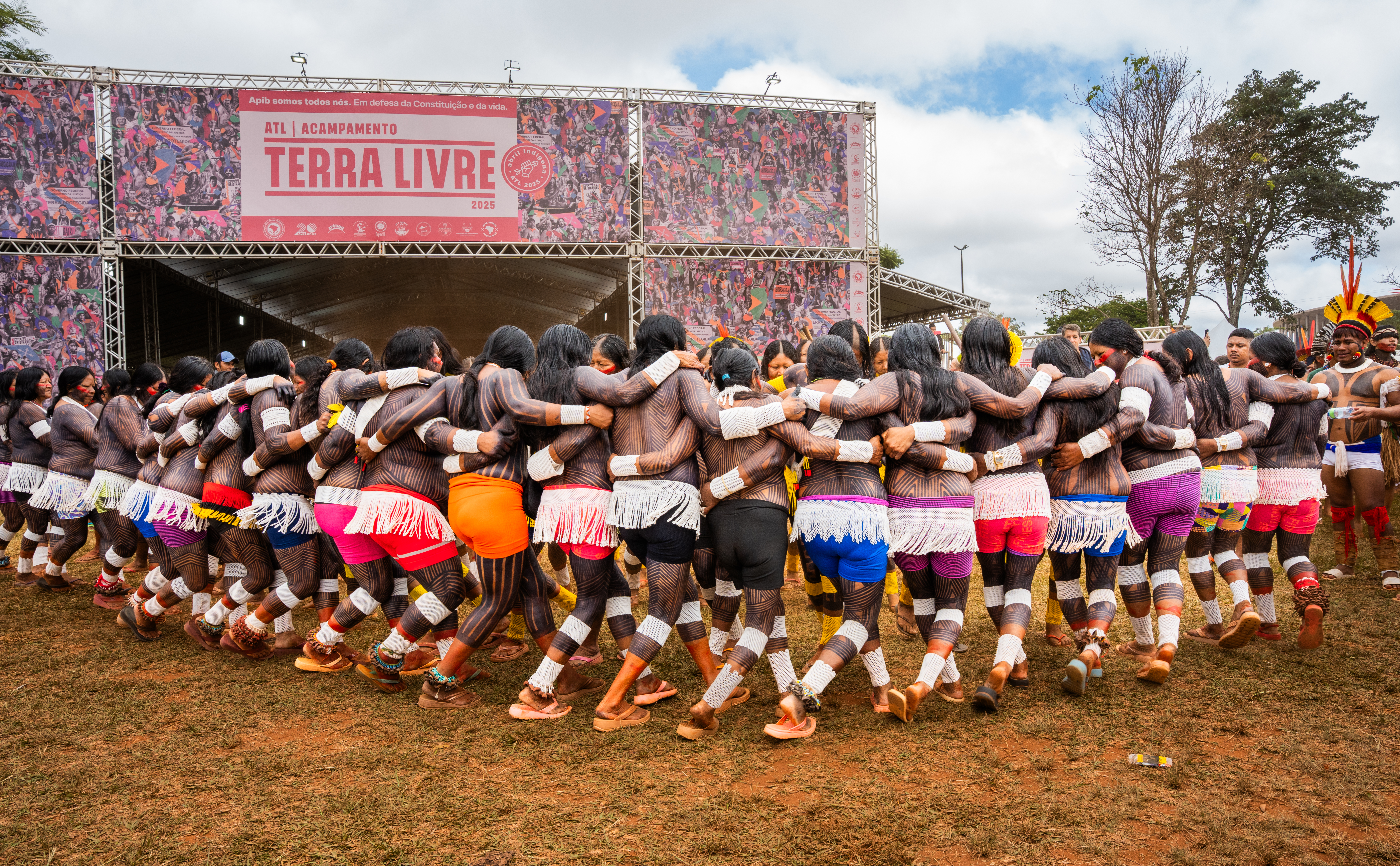 Mulheres Kayapó dançam em frente tenda principal do Acampamento Terra Livre 2025|Renan Khisêtjê/AIK/ISA