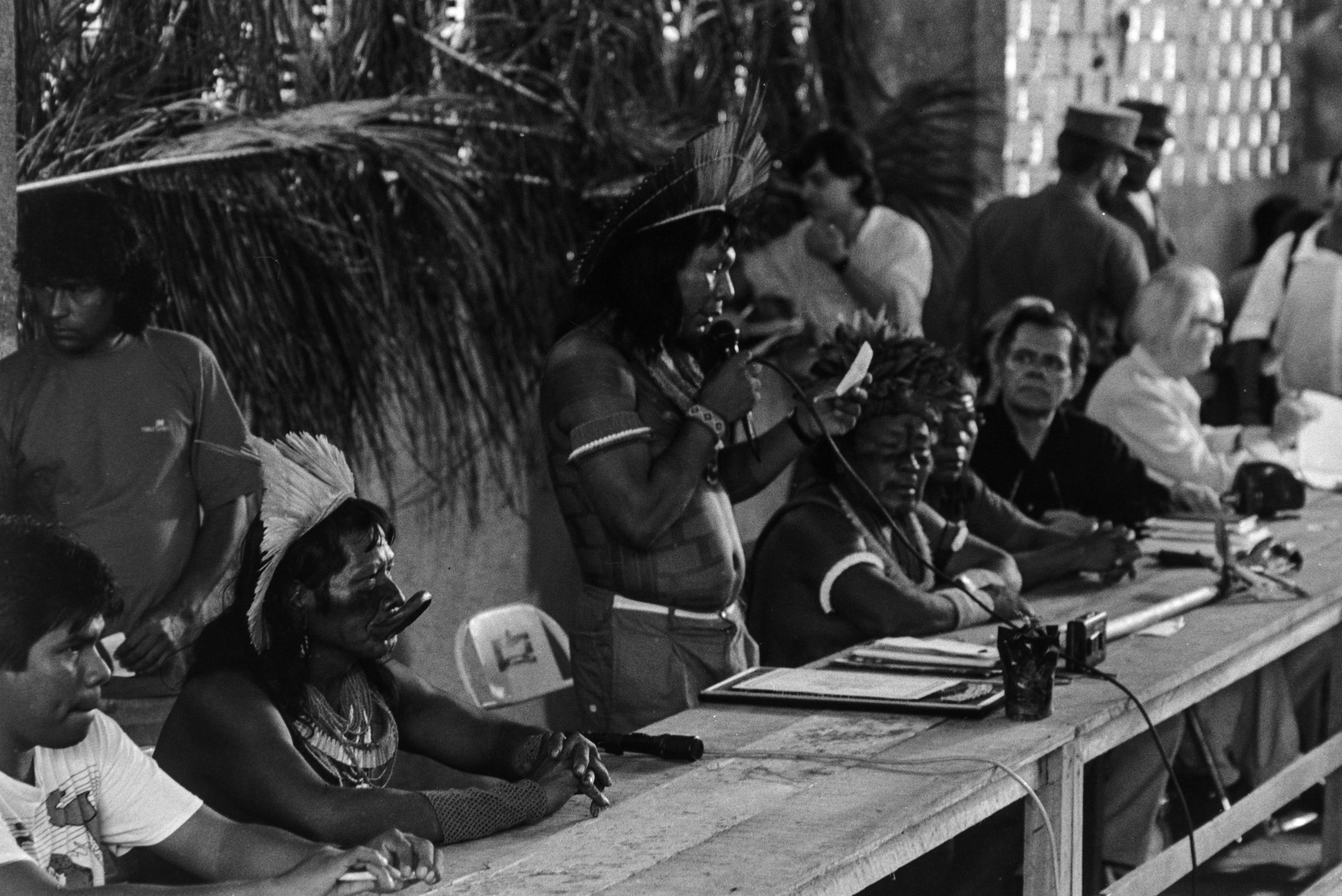 Paulinho Paiakan realiza leitura durante I Encontro dos Povos Indígenas contra as hidrelétricas no Rio Xingu, em Altamira (PA), em 1989|Murilo Santos/ISA