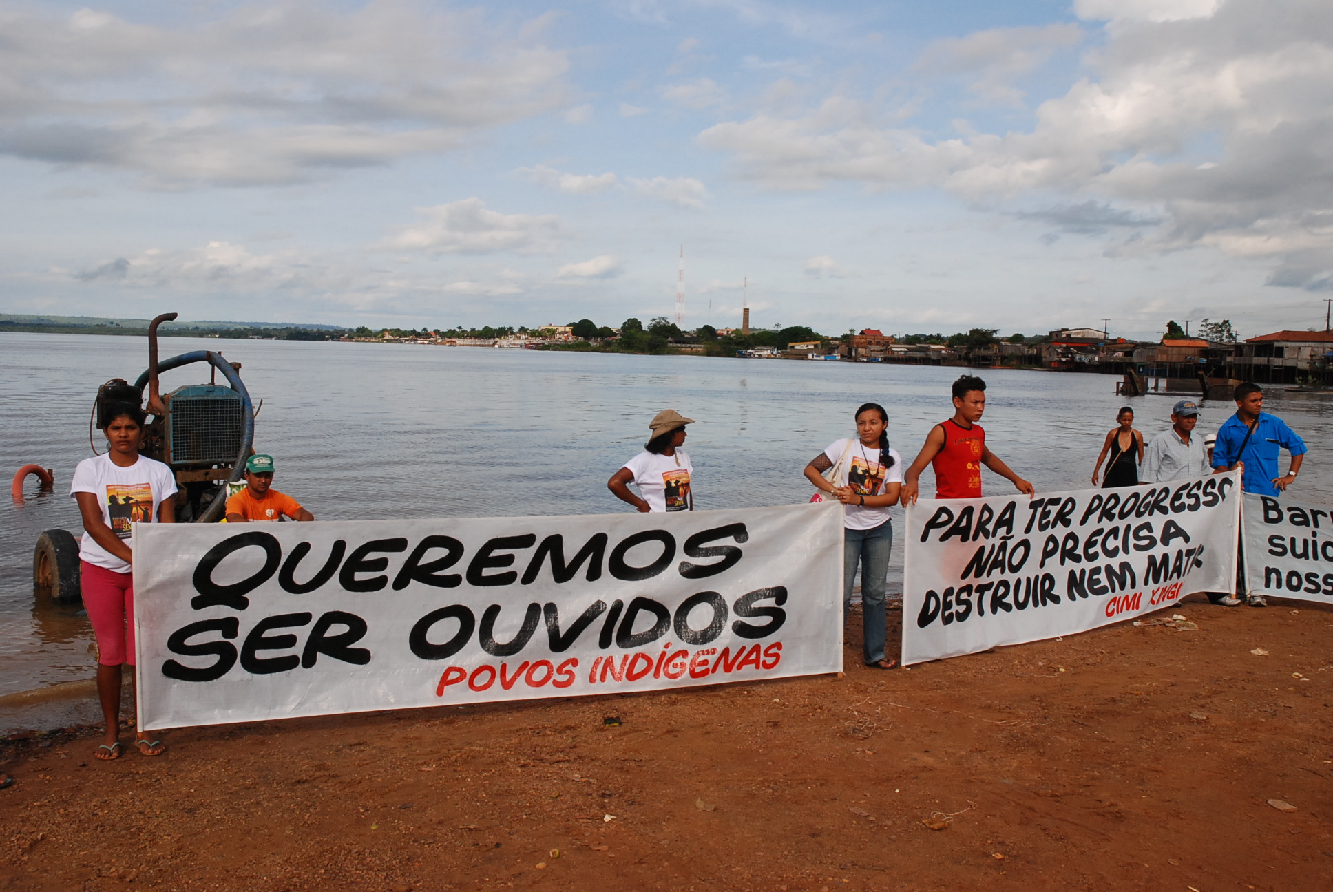 Ato público às margens do Xingu no encerramento do Encontro Xingu Vivo para Sempre, em 2008|Raul Silva Telles do Valle/ISA