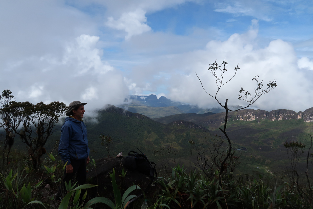 Coordenador do Programa Rio Negro do ISA, Marcos Wesley chega ao cume do Yaripo