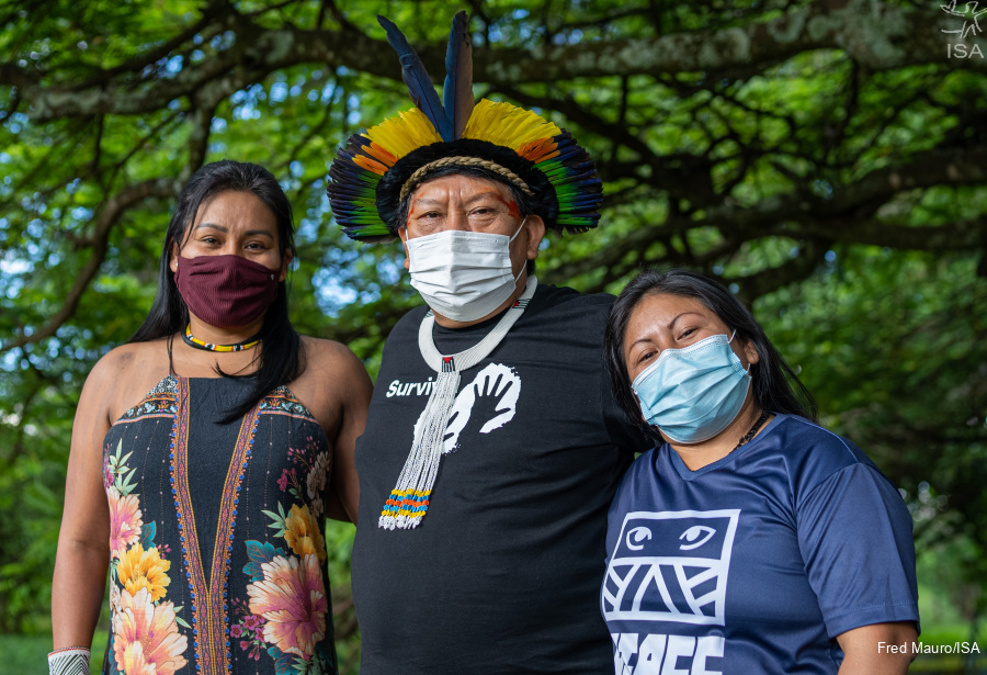 Da esquerda para a direita, Maial Kayapó, Davi Kopenawa e Alessandra Munduruku em Brasília