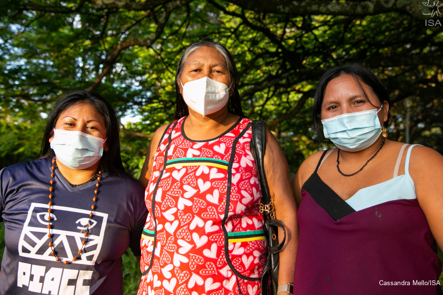 Da esquerda para a direita, Alessandra Munduruku, Tuíra Kayapó e Maria Leusa Munduruku