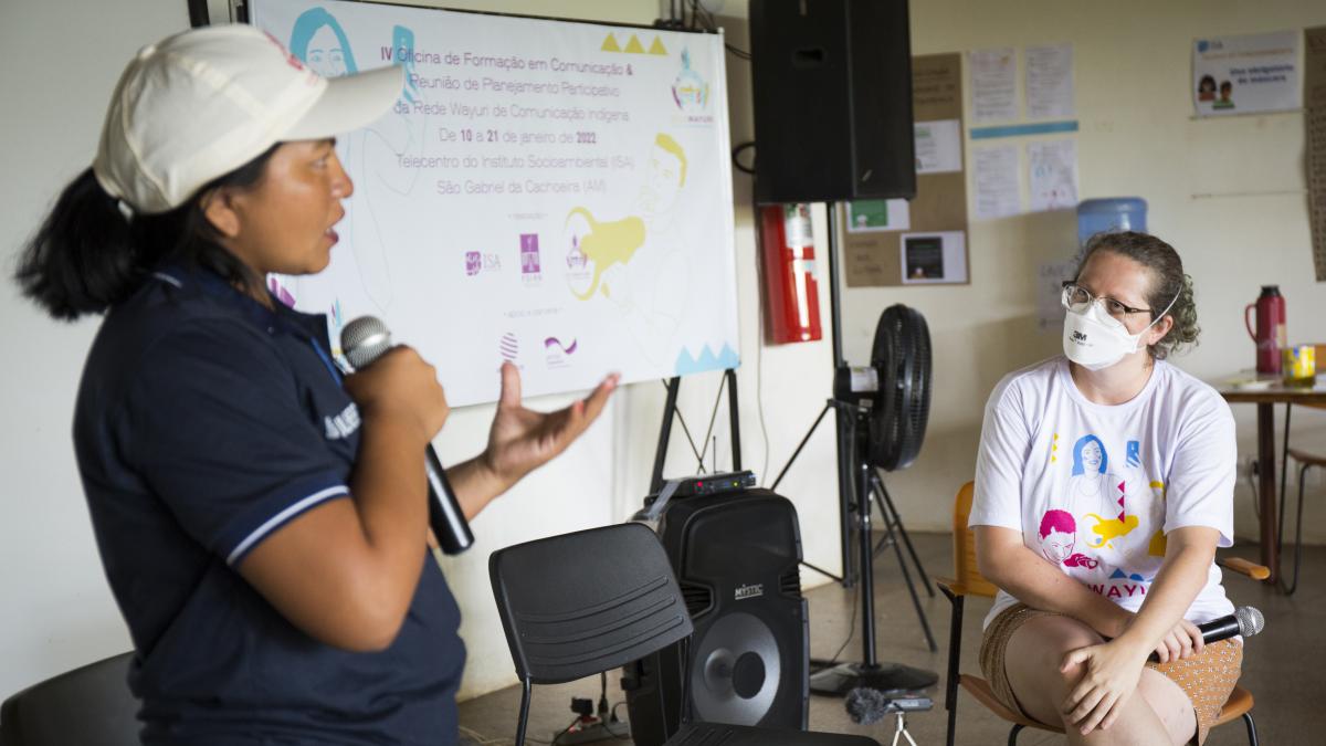 Larissa Duarte, do povo Tukano, conversa com Paula Scarpin, da rádio Novelo|Diana Gandara/ISA