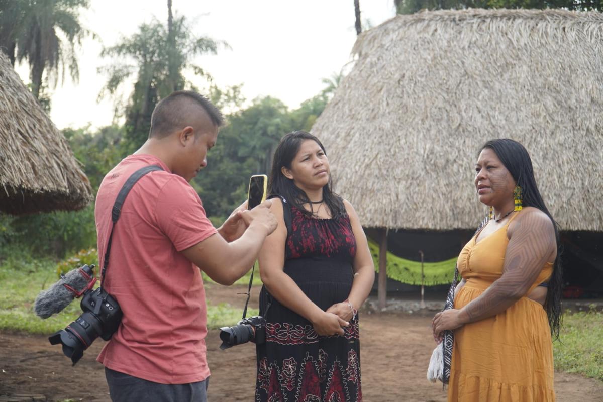 Arewana Juruna na filmagem e Kujaesãge entrevistando a ex-diretora executiva da ATIX