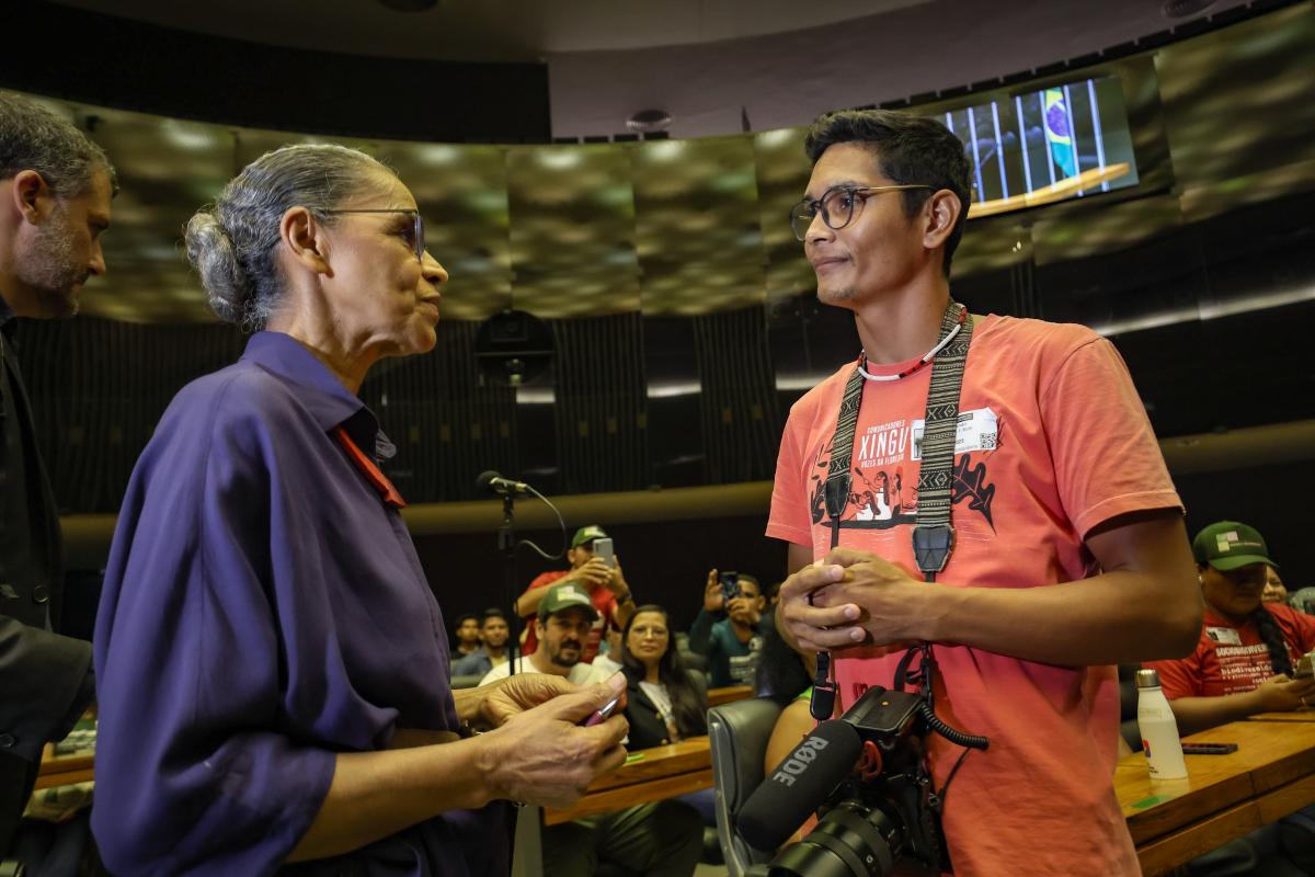 Joelmir Silva, ribeirinho e comunicador Xingu + entrevistando a ministra do Meio Ambiente e Mudança do Clima, Marina Silva.