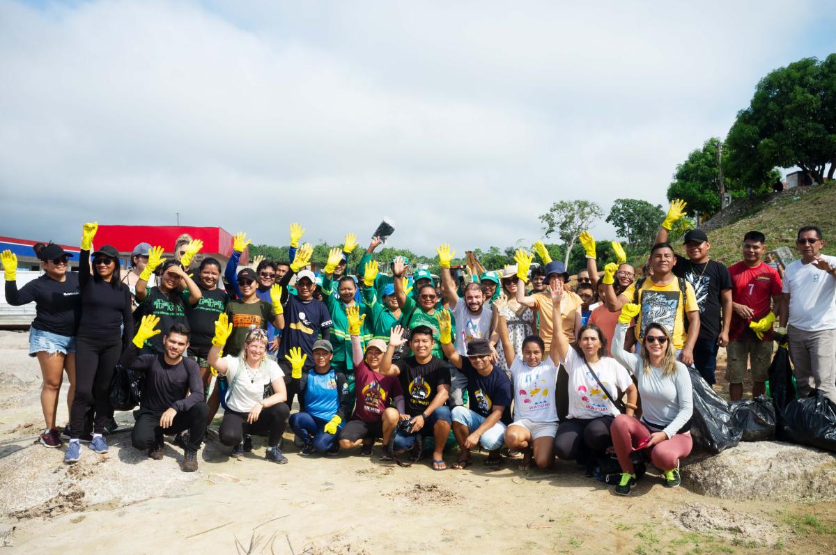 Comunicadores da Rede Wayuri (à frente), servidores e apoiadores na ação Rio Negro não é lugar para lixo