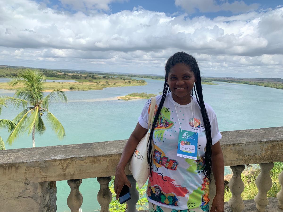 Rosana de Almeida, liderança do Quilombo Nhunguara, do Vale do Ribeira (SP), às margens do Rio São Francisco, em Alagoas, durante o Circuito Penedo de Cinema, onde representou o filme “Do Quilombo pra Favela – alimento para a resistência negra” | Taynara Borges/ISA