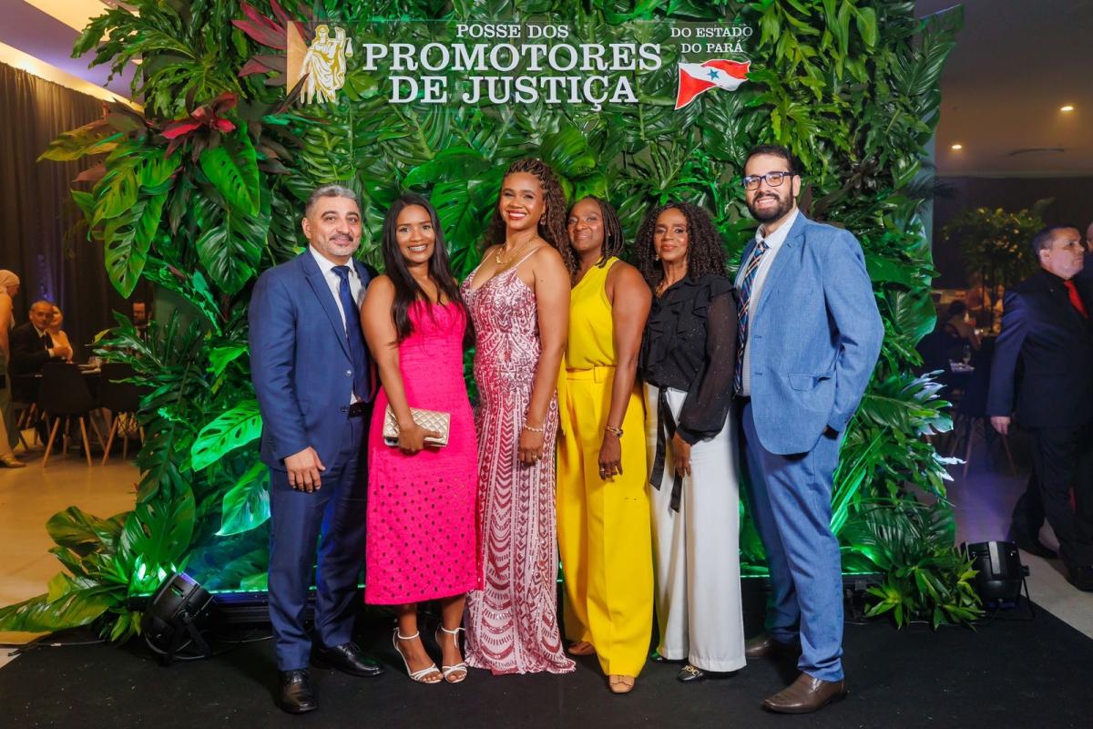 Karoline Maia (ao centro) em evento de posse dos Promotores de Justiça do Pará