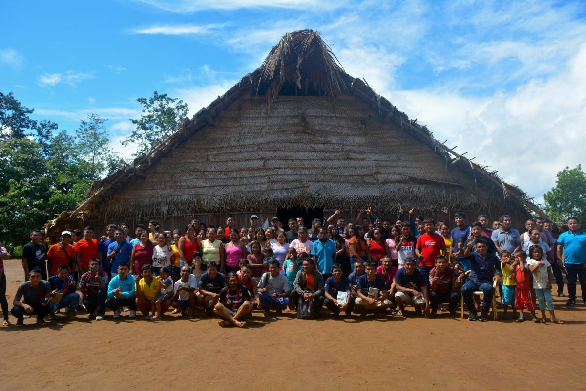 Foto com os participantes da Canoita em frente à maloca de Bellavista. Foto Camila Alzate (FGA)