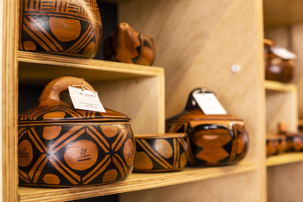 Panelas artesanais xinguanas expostas na loja Floresta no Centro