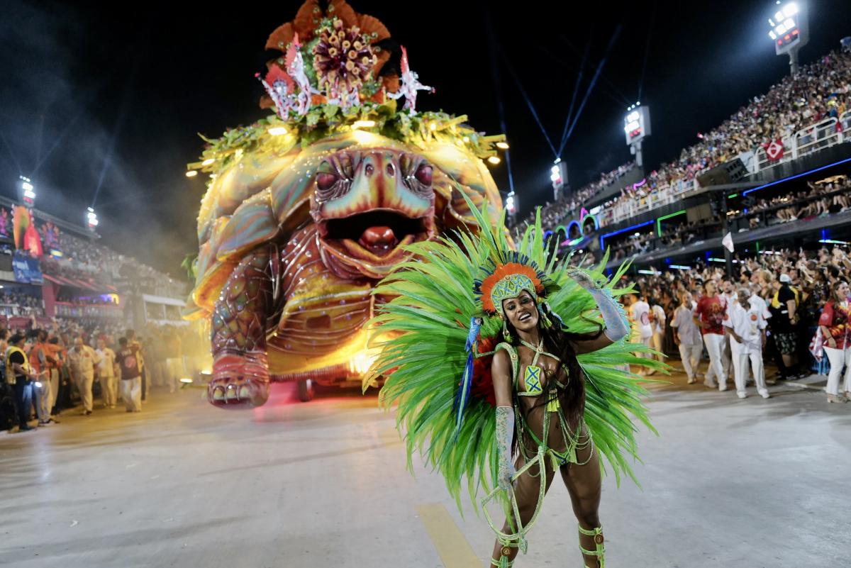 Mc Rebecca representando “Yaroriyma Pë” em frente ao carro alegórico “Hutukara: a nova terra-floresta" durante o desfile da Salgueiro