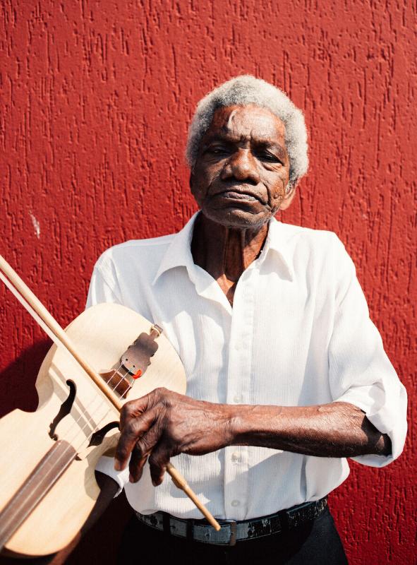Seu Hermes Modesto Pereira, do Quilombo Morro Seco, se prepara para apresentação