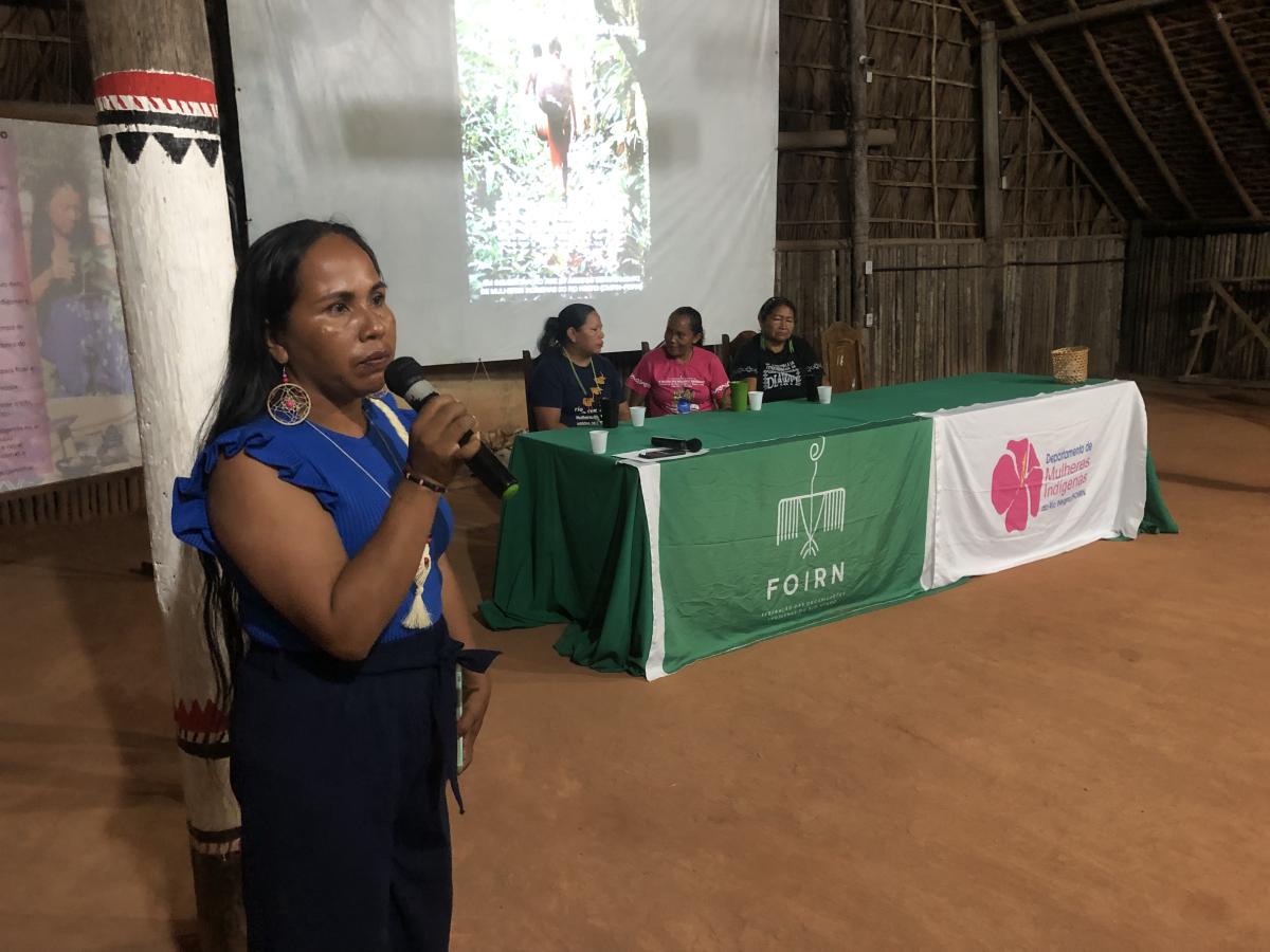 Cleocimara Reis, coordenadora do Departamento de Mulheres Indígenas da FOIRN, e outras lideranças na condução da sessão de exibição do documentário "Rionegrinas" - Ana Amélia Hamdan/ISA 