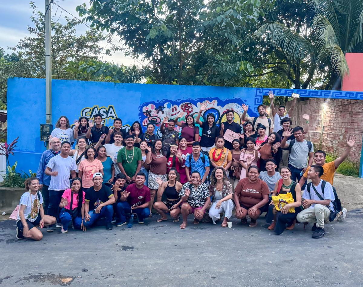 Comunicadores reunidos em frente à Casa de Conhecimento Ancestral