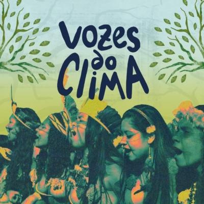Capa do podcast Vozes do Clima. Mulheres indígenas cantando compõem a arte, que tem fundo verde claro