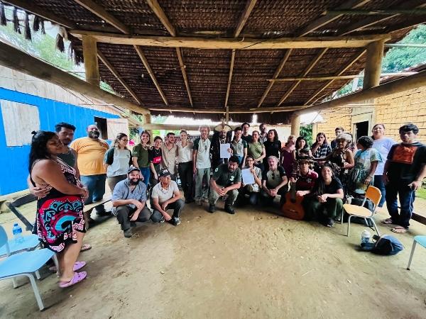 Comunidade Terra Indígena Kuaray Haxa com os técnicos do ICMBio após a assinatura do Termo de Compromisso