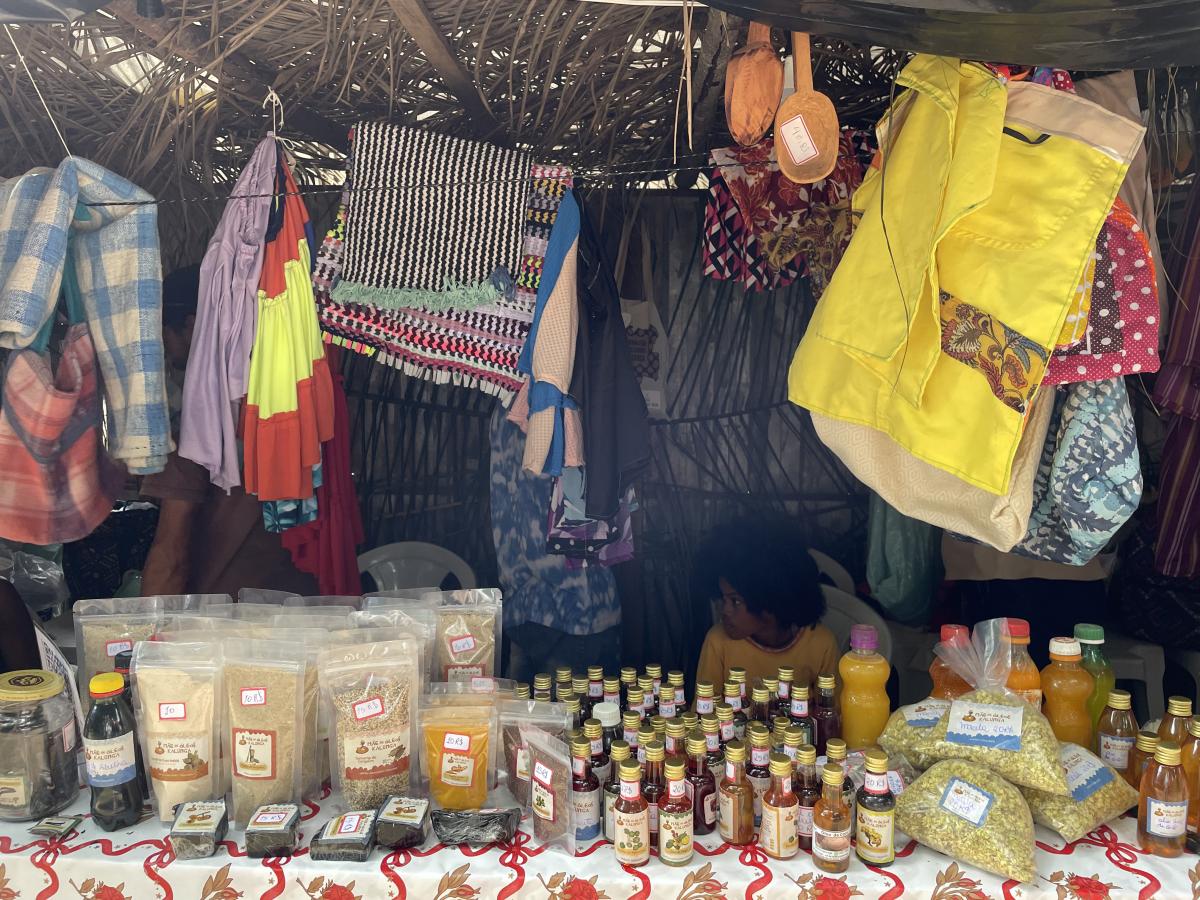 Produtos kalunga expostos no mercado em Cavalcante (GO) | Ester Cezar / ISA