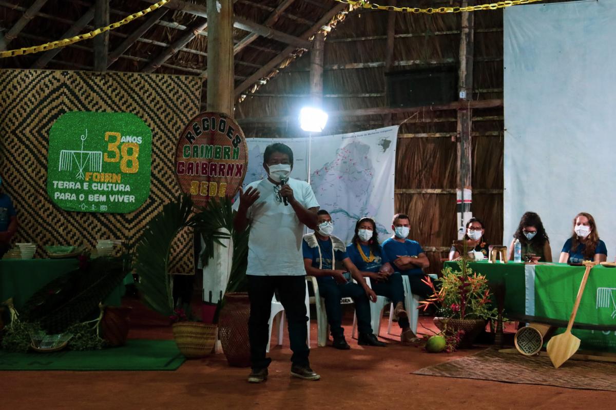 Imagem mostra o sócio-fundador e membro da primeira diretoria da Federação, Pedro Garcia, do povo Tariana, ao microfone