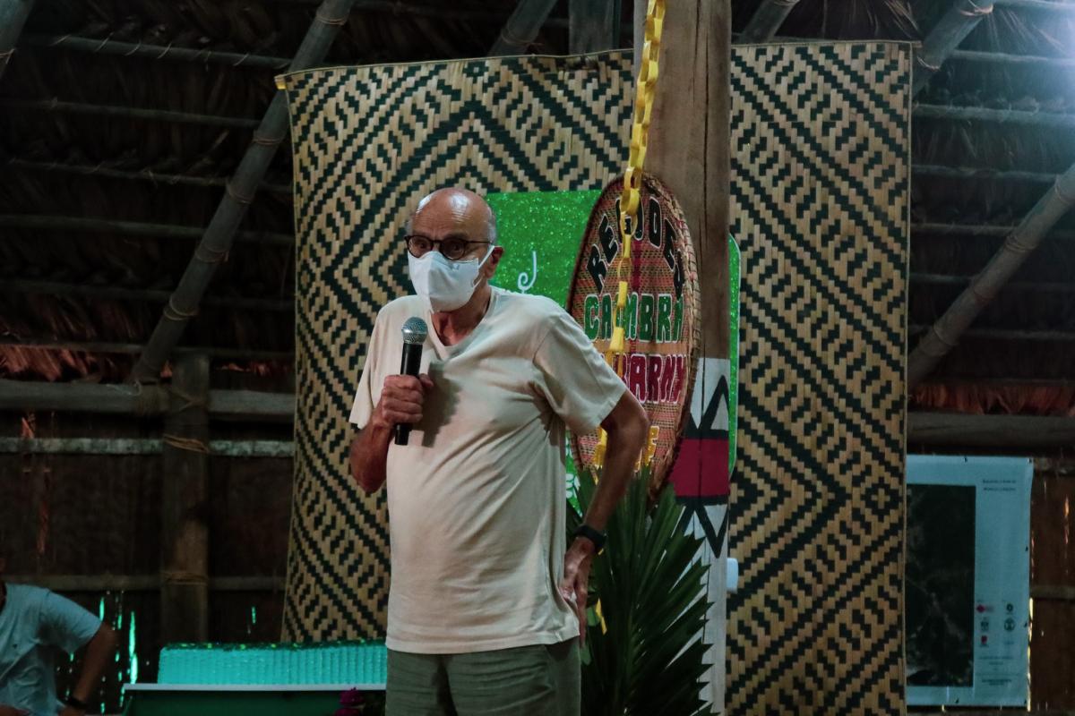 O médico e escritor Drauzio Varella fala ao microfone em evento de comemoração da Foirn