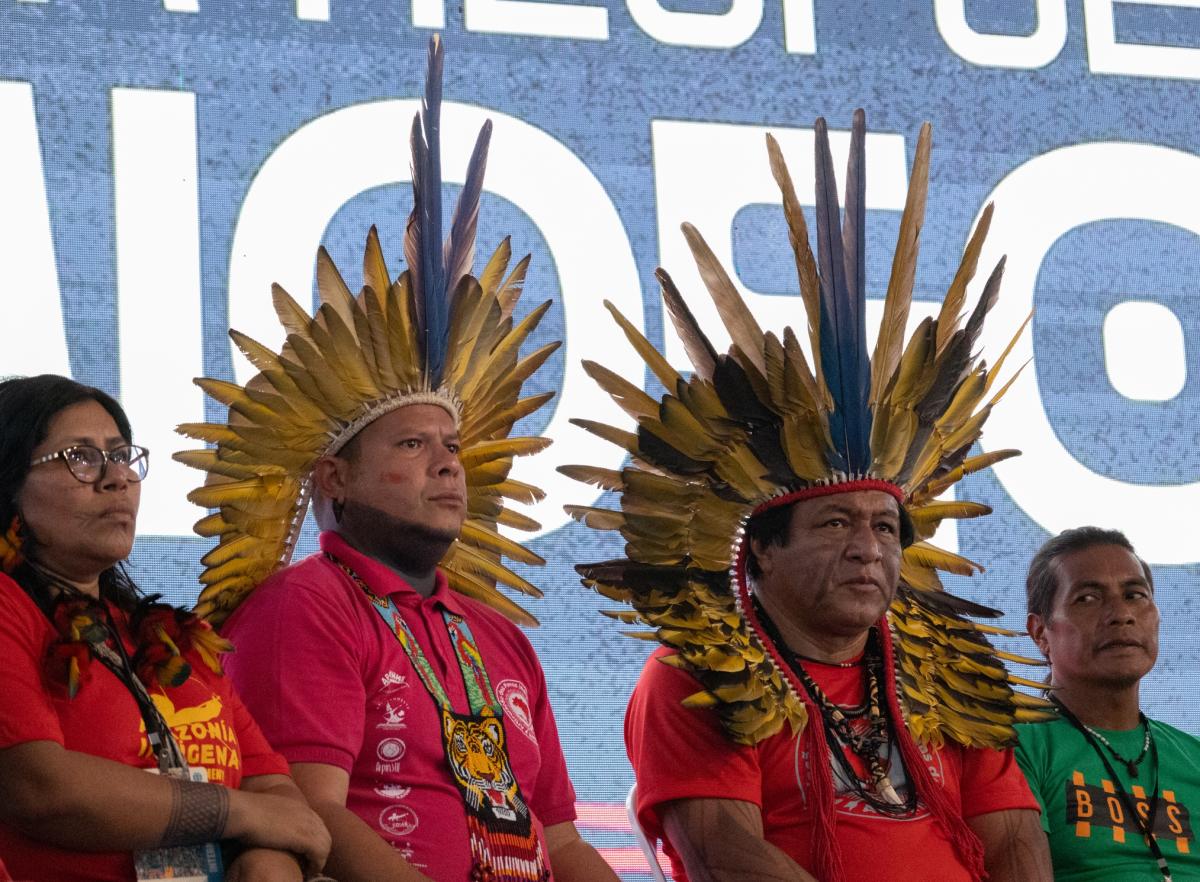 Kleber Karipuna ao lado de outras lideranças indígenas durante o Atl 2025