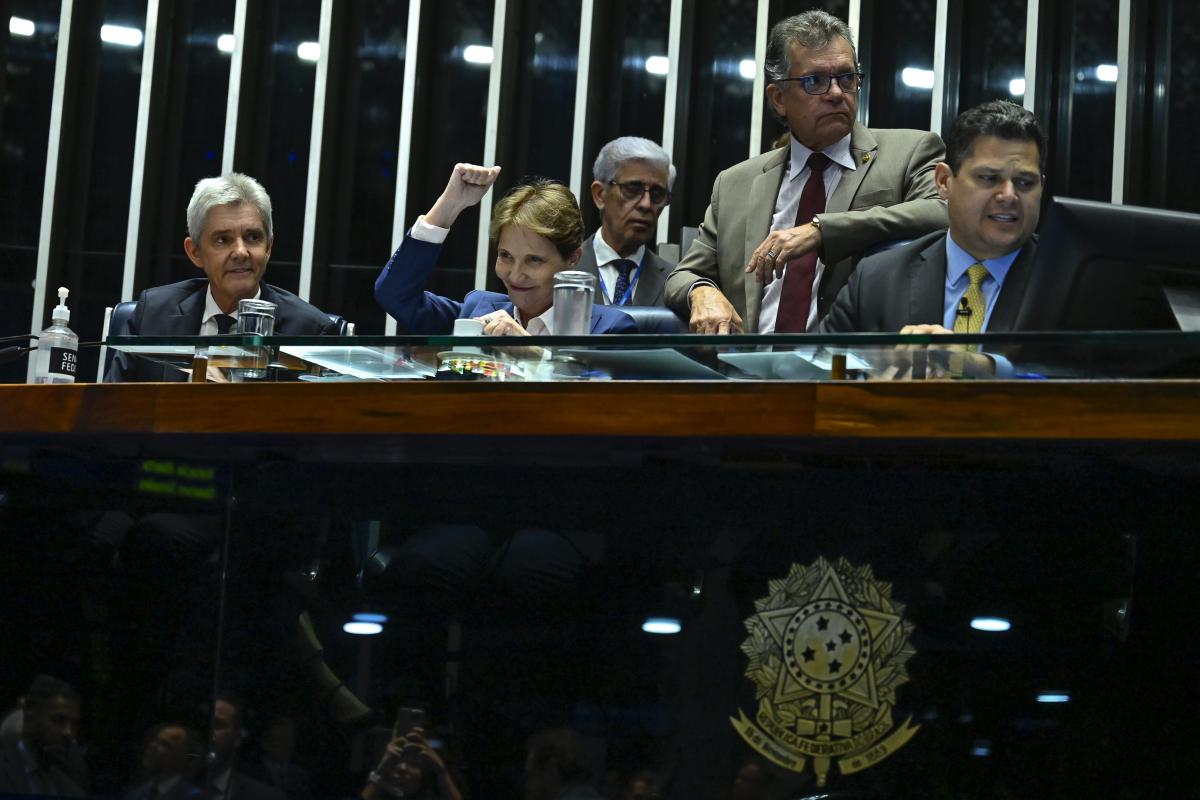 Senadores comemoram aprovação do PL do Licenciamento. Ao centro, Tereza Cristina (PP-MS) e Davi Alcolumbre (União-AP)