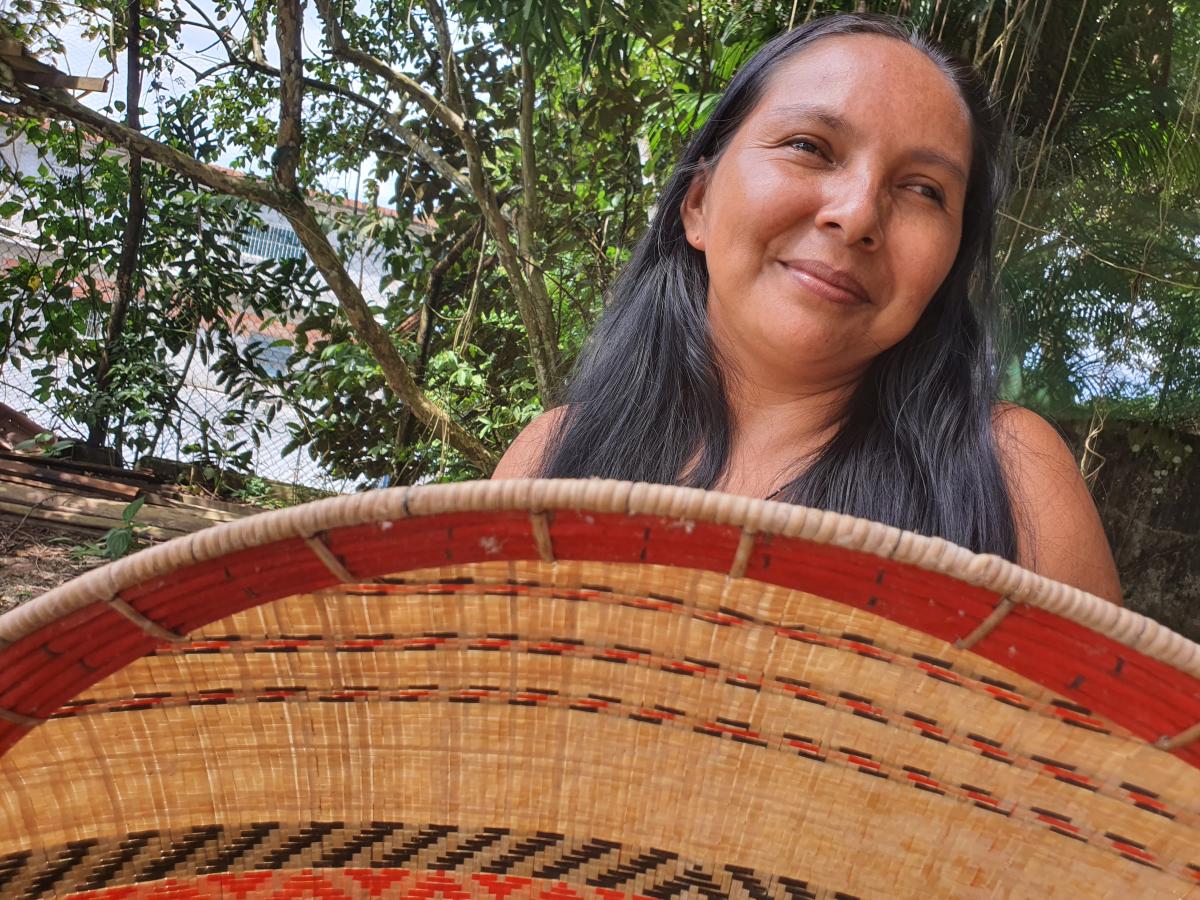 Elizângela Baré com cestaria tradicional do seu povo