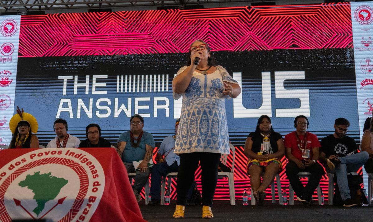 Sineia do Vale Pepyaka Krikati aparece em pé, palestrando ao microfone