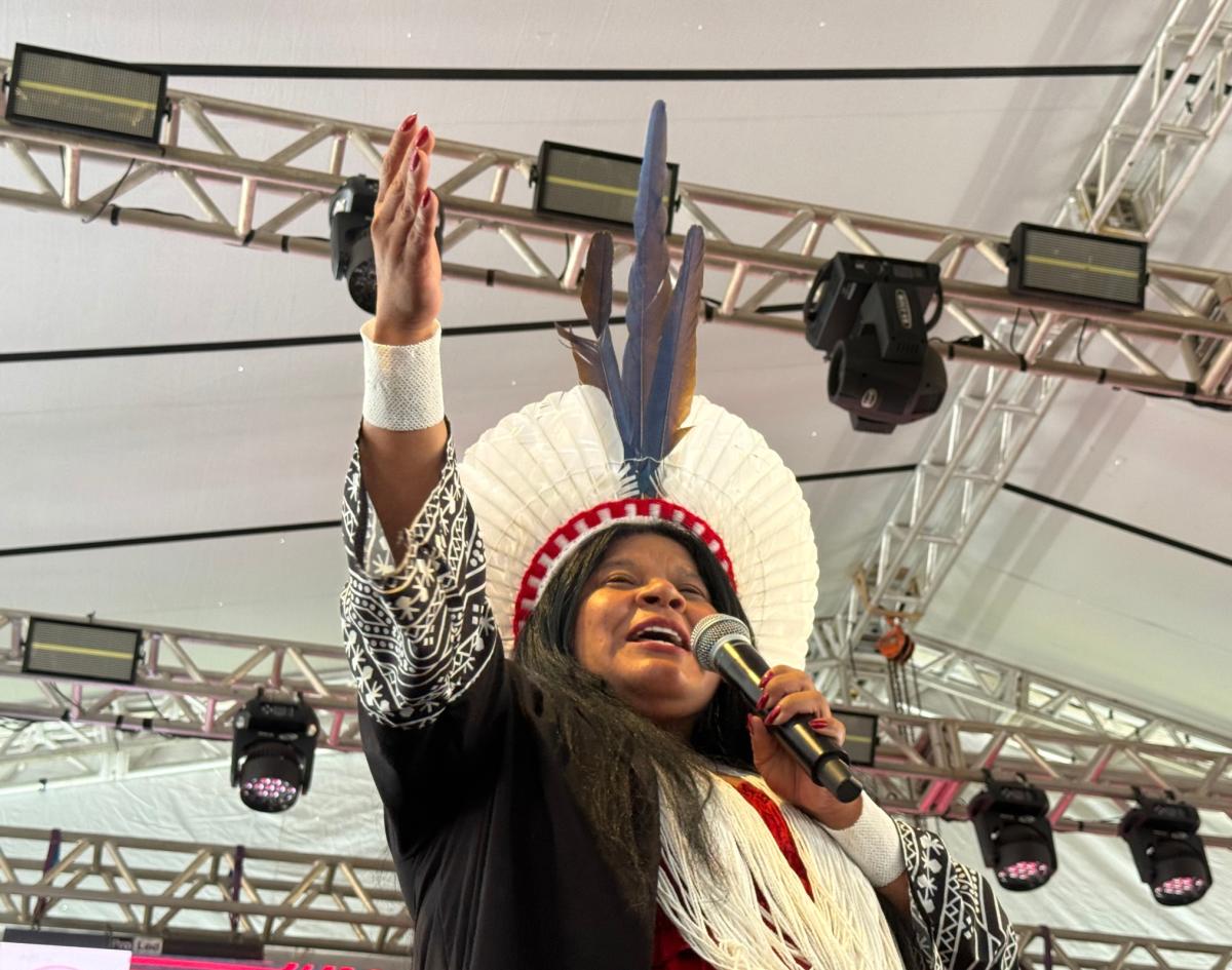 A Ministra dos Povos Indígenas do Brasil, Sônia Guajajara, palestra ao microfone