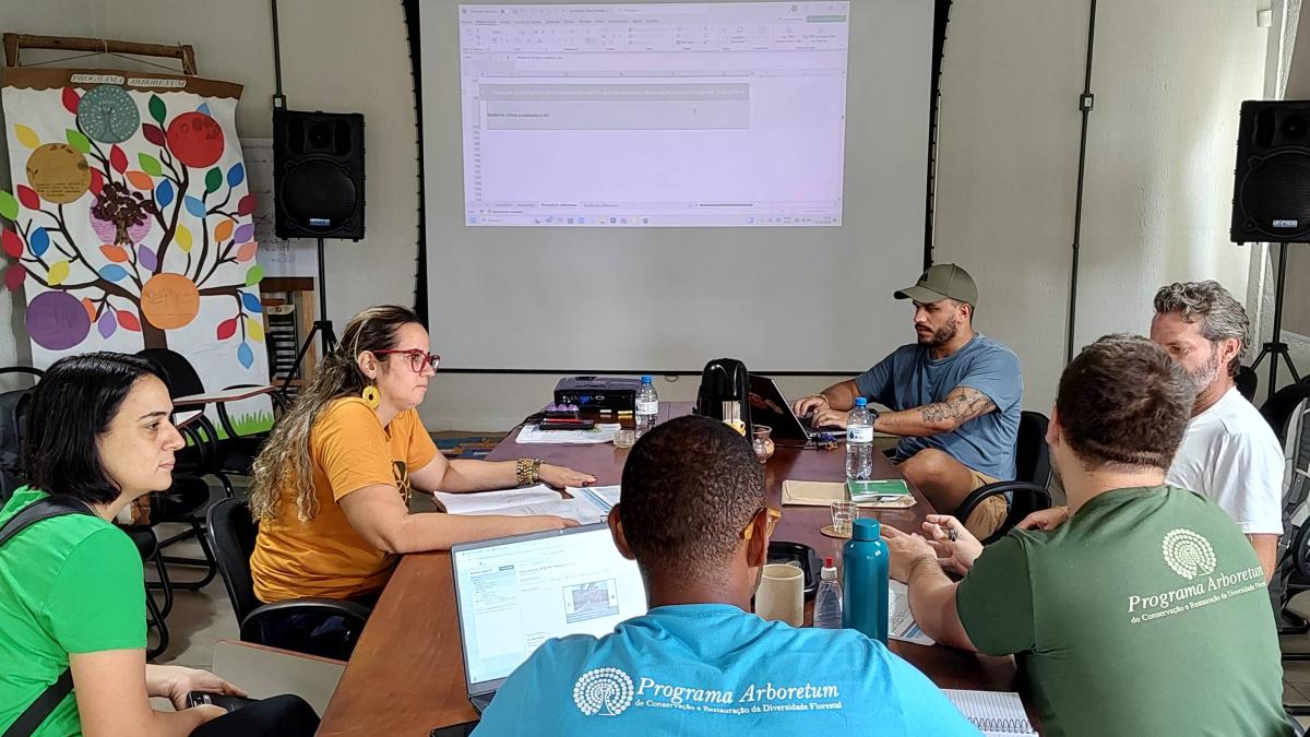 Aplicação do muvucômetro no Programa Arboretum. Da esquerda para a direita, em sentido horário: Michele Ribeiro e Renata Lopes (Programa Arboretum), Matheus Rezende e Luciano Langmantel Eichholz (Redário/ISA), Gabriel Perussi e Lucas Monteiro Barbosa (Programa Arboretum)