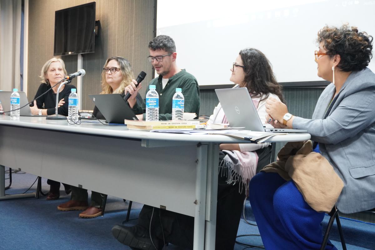 Da esquerda para a direita: Fernanda A. Peixoto, André S. Bailão, Carolina Parreiras, Isabela Tosta e Tatiane M. Klein (PIB/ISA) durante a mesa-redonda
