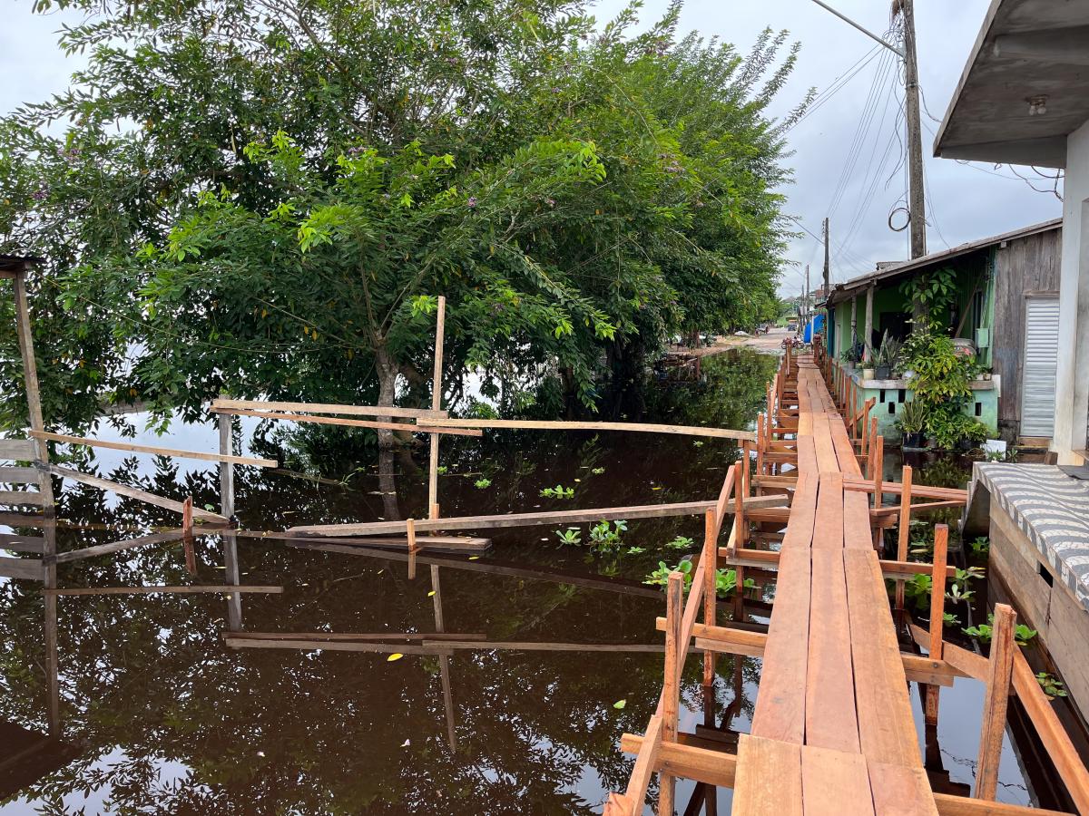 Foto mostra ponte em cima da água no Bairro São Jorge/Tirirical, em São Gabriel da Cachoeira