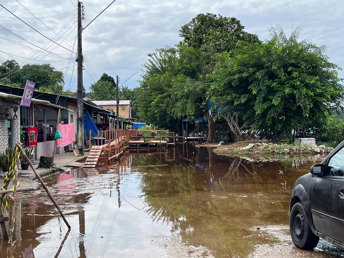 Avenida 7 de Setembro em São Gabriel da Cachoeira interditada para o trânsito de veículos