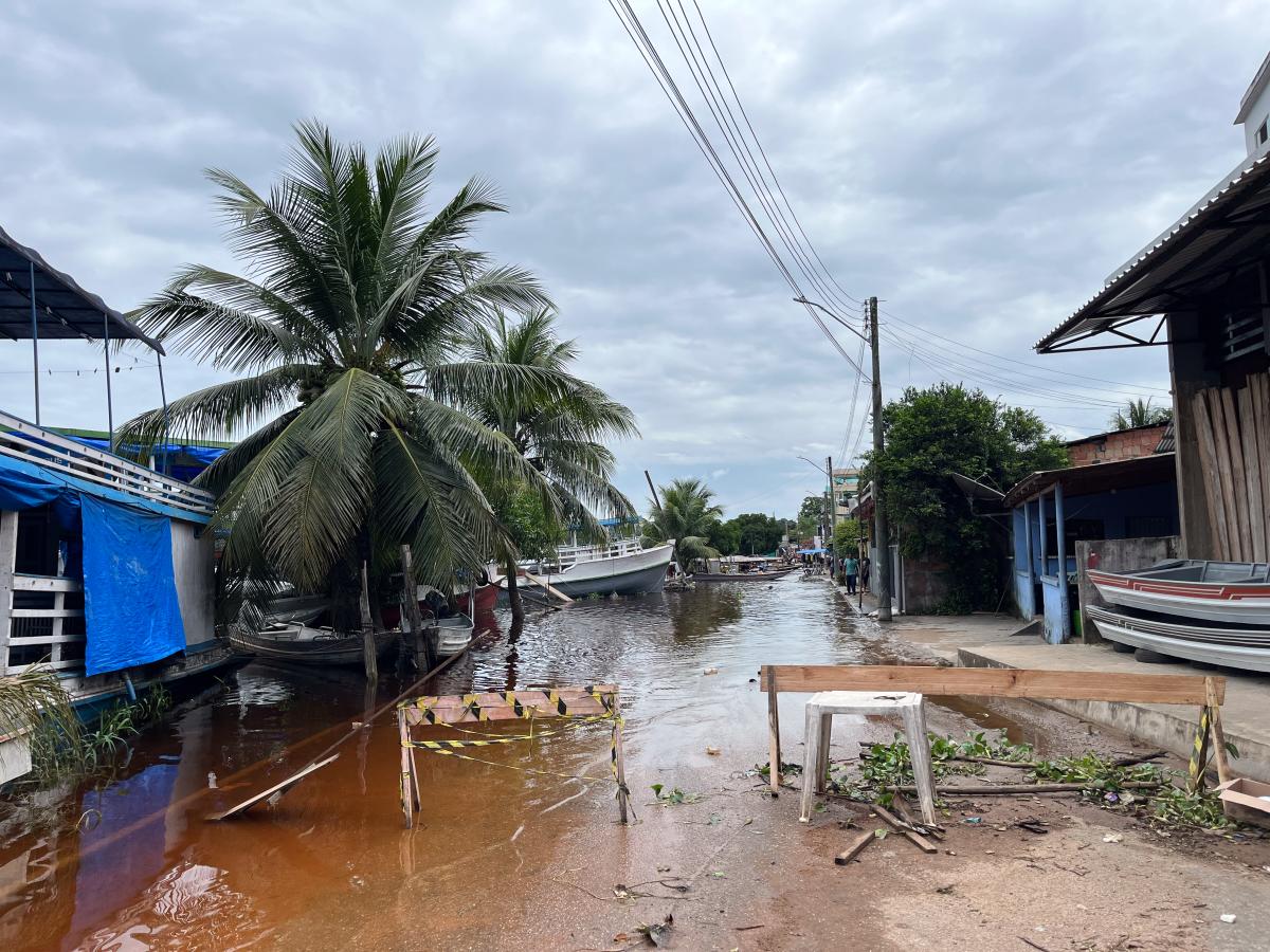 Avenida Beira Rio em São Gabriel da Cachoeira interditada para o trânsito de veículos
