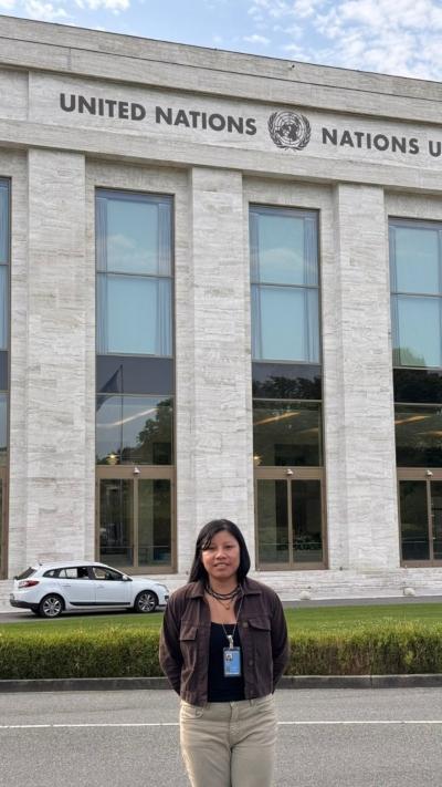 Lewaiki Khisêtjê na frente do prédio da ONU