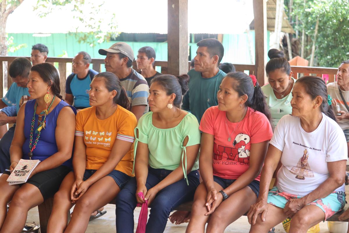 Foto mostra mulheres que também participaram da Canoita