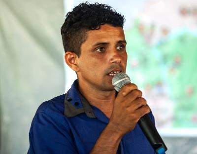 Edilene Camilo falando ao microfone