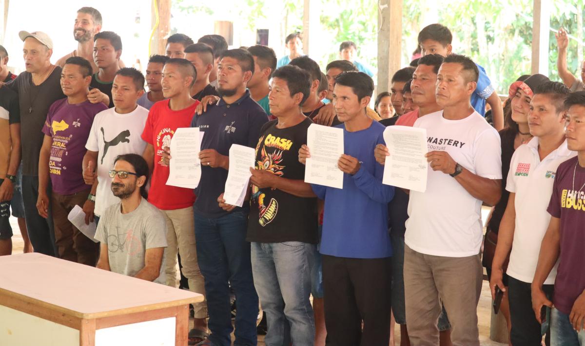 Representantes da DIAWII_FOIRN, ATRIART e COITERTI seguram os acordos assinados