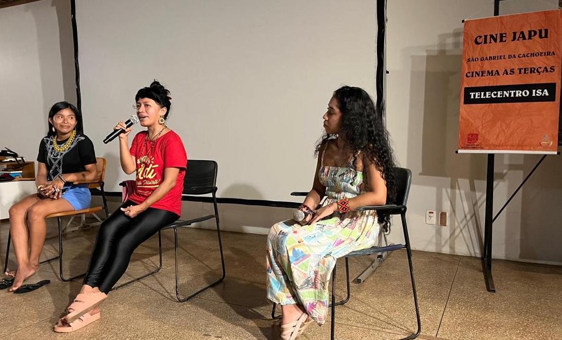 Conversa após a exibição teve participação de Jucimery Garcia e Claudia Wanano, e mediação da comunicadora indígena Nayra Sthefany
