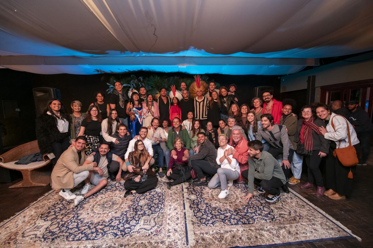 Artistas e políticos que apoiam a campanha “O Brasil merece respeito” posam para foto