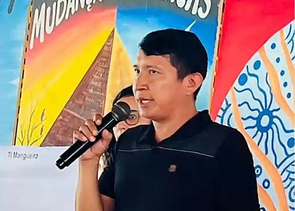 Fot de Genisvan falando ao microfone