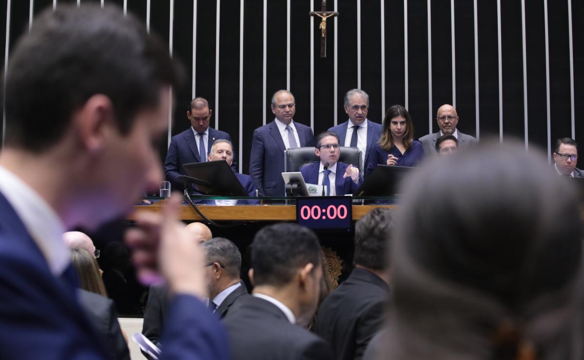 Hugo Motta preside sessao da Camara