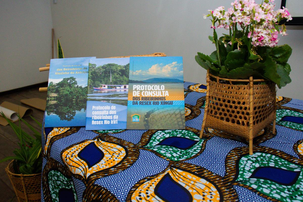 Foto detalhe de protocolos de consulta do Riozinho do Anfisio, Rio Iriri e Resex do Xingu durante o Lançamento do Protocolo de Consulta dos Ribeirinhos das Resex da Terra do Meio